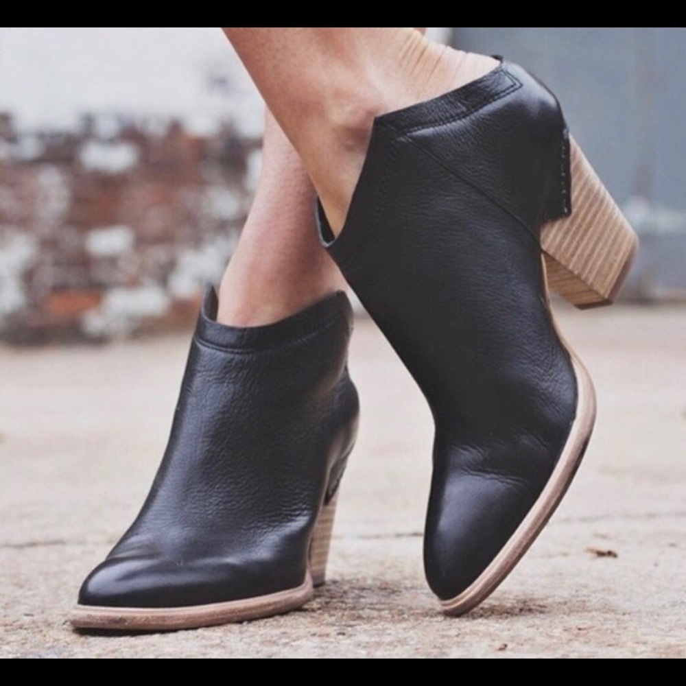 Dolce Vita Haku black leather bootie 7.5